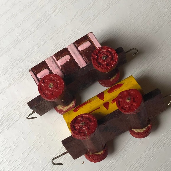 Vintage Miniatures Mini Figures Figurines Peg Man & Painted Taiwan Train Carts - Picture 10 of 10